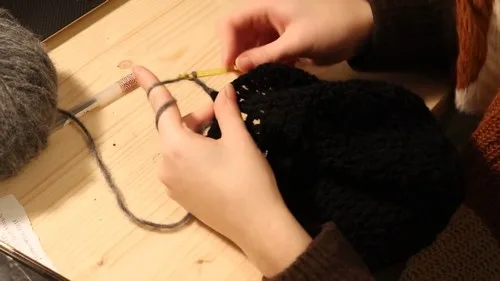 Top-down balaclava pattern with eye slit for beginners — photo 3